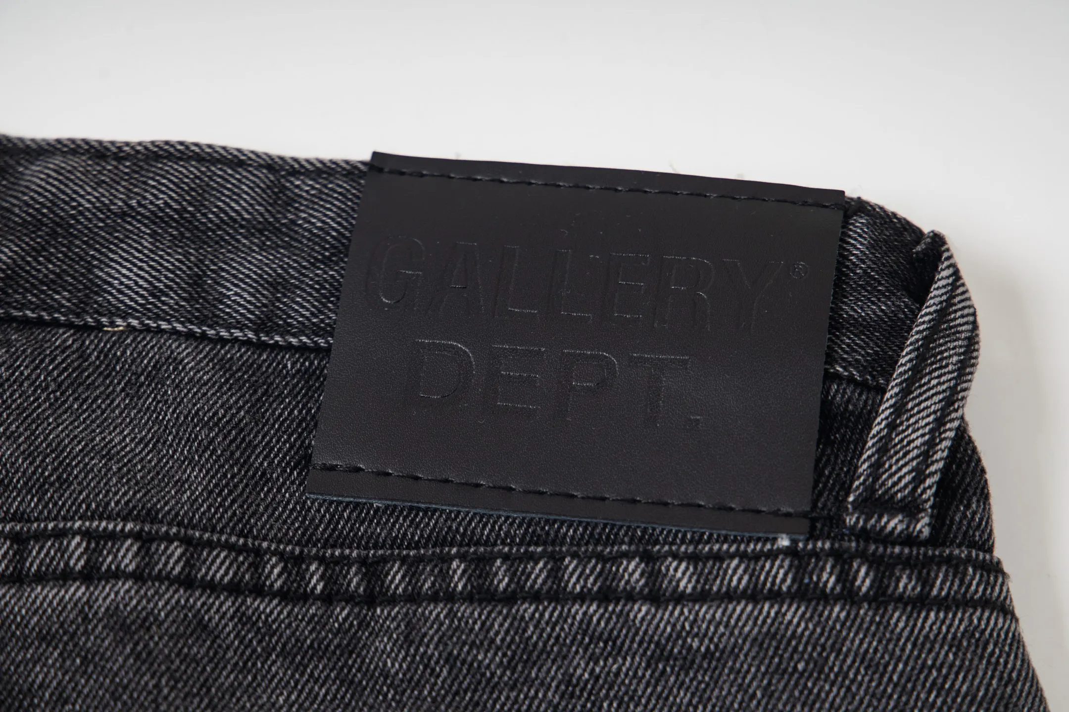 P240 Chrome Hearts Gallery co-branded limited-edition cross-flared flared jeans are a hot item this season and are sought after by countless celebrities and fashionistas. The neat details of the cutting process add color to the playful fashion! The neat and meticulous design, and the well-fitting structure is unique. The upper body not only has outstanding recognition, but also looks younger and younger. A style with the ultimate wearing meaning and performance, gorgeous color matching, and the craftsmanship of this style is also extremely extraordinary. After the finished product is washed, it is disassembled and hand-made with sheepskin cross leather and then spliced ​​together to complete. The whole piece has too many craftsmanship to describe. It is decorated with patchwork cross flowers and high-waisted washed jeans! ! Absolutely high-end luxury product, a god-level single product, a super popular product, made with top heavy industry, a must-see magic weapon that can't be missed. Style number: 1836 Size: 28 30 32 34 36 Color: black
